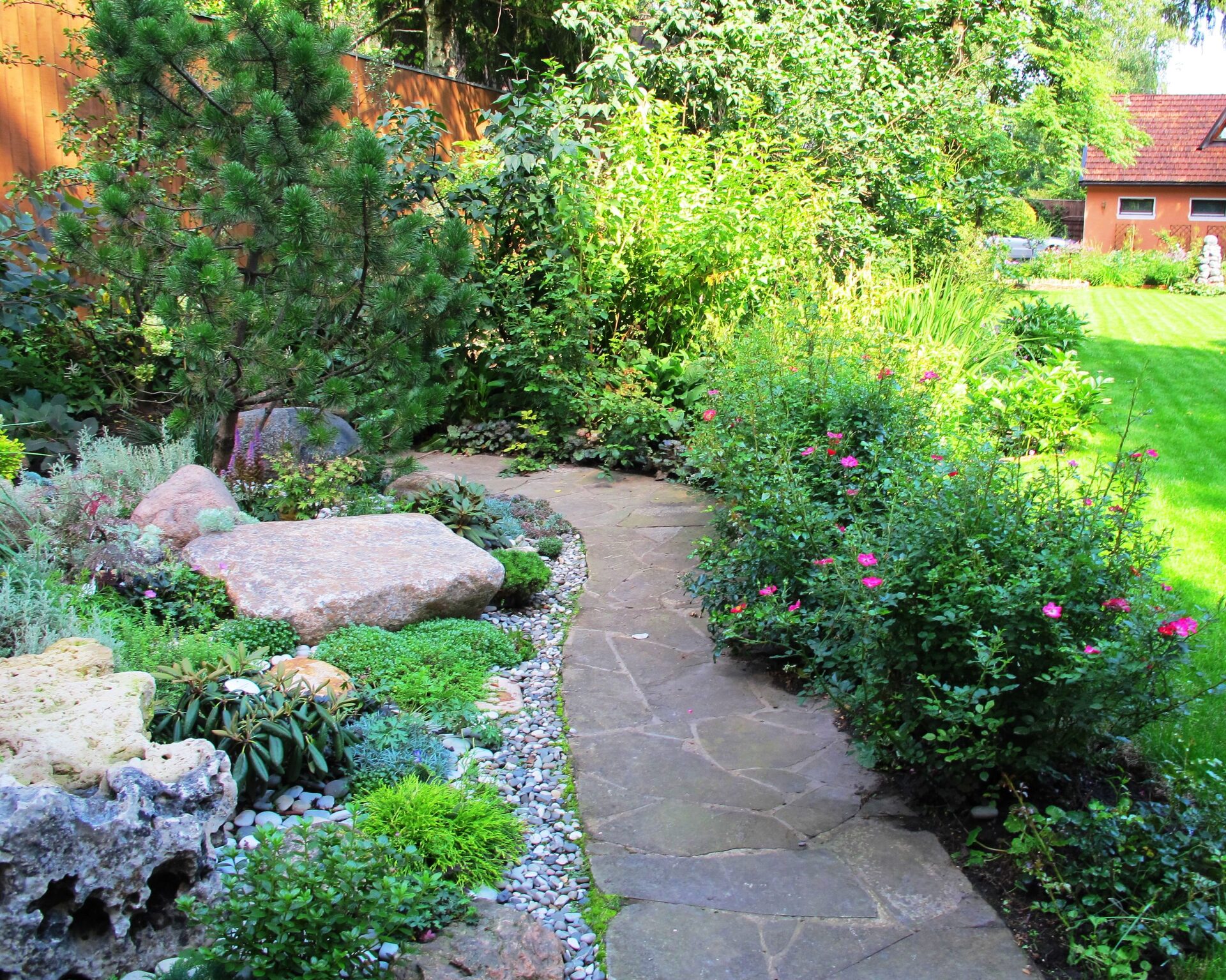 Каменистый сад у Мещерского парка